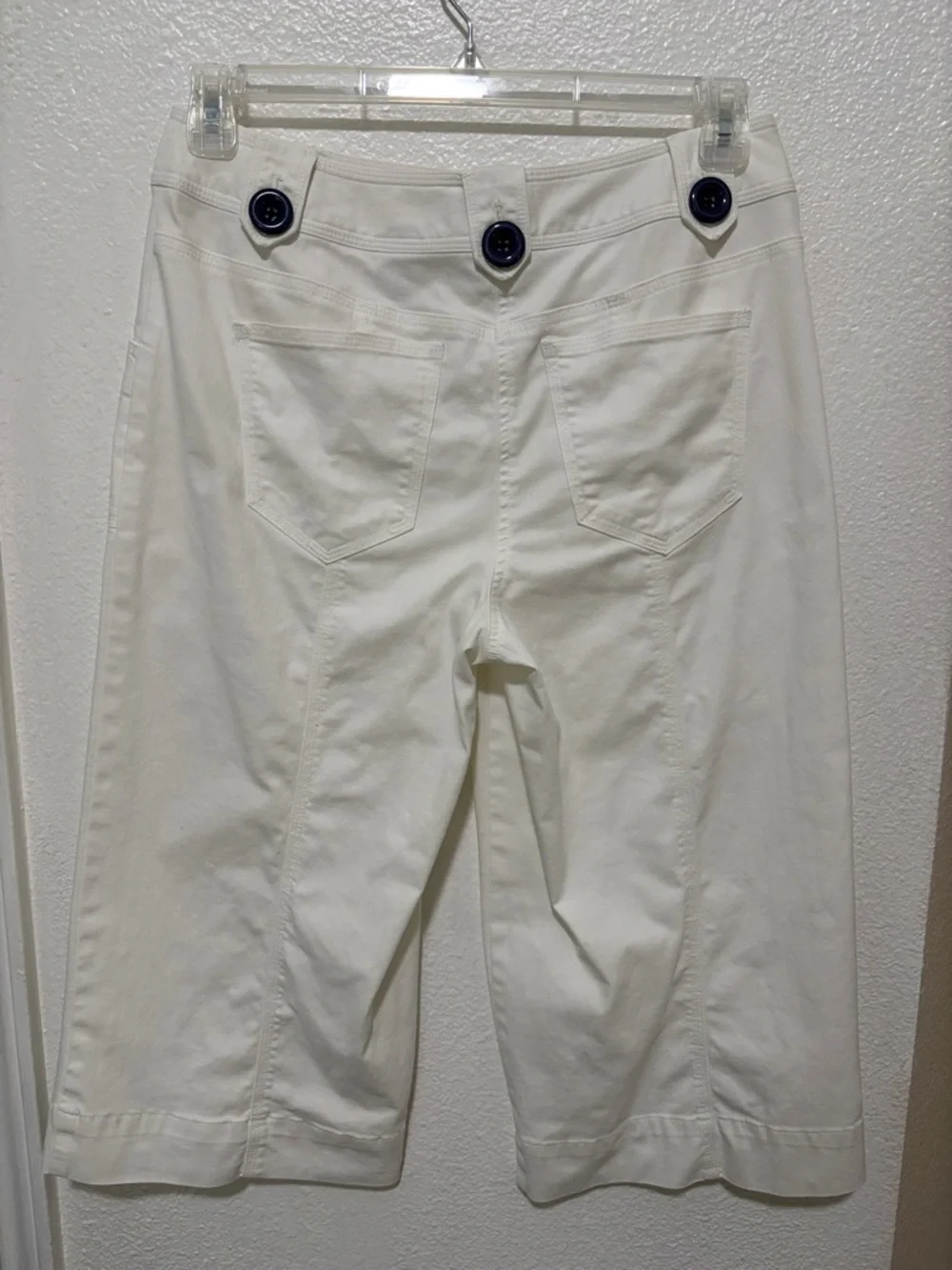 Talbots Capri Pants White Big Blue Button Detail Belt Loops Size 8 Five Pockets - Picture 3 of 13